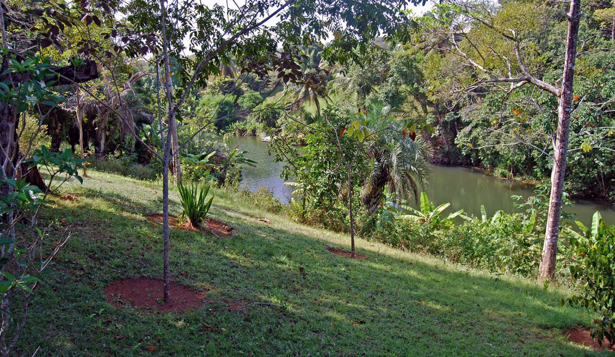 casa-com-grande-terreno-a-venda-em-lauro-de-freitas-6