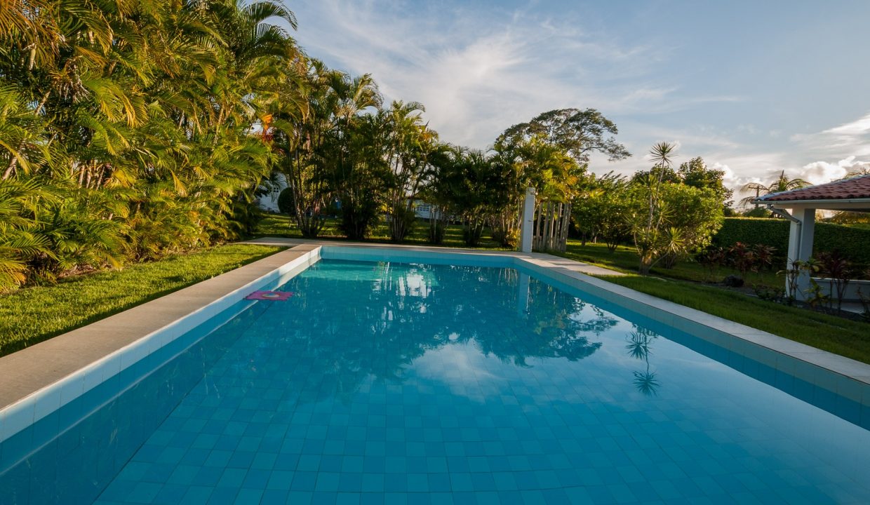 Confortável casa com píscina a venda no Encontro das Águas