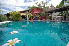 Excelente casa com piscina a venda em Busca Vida