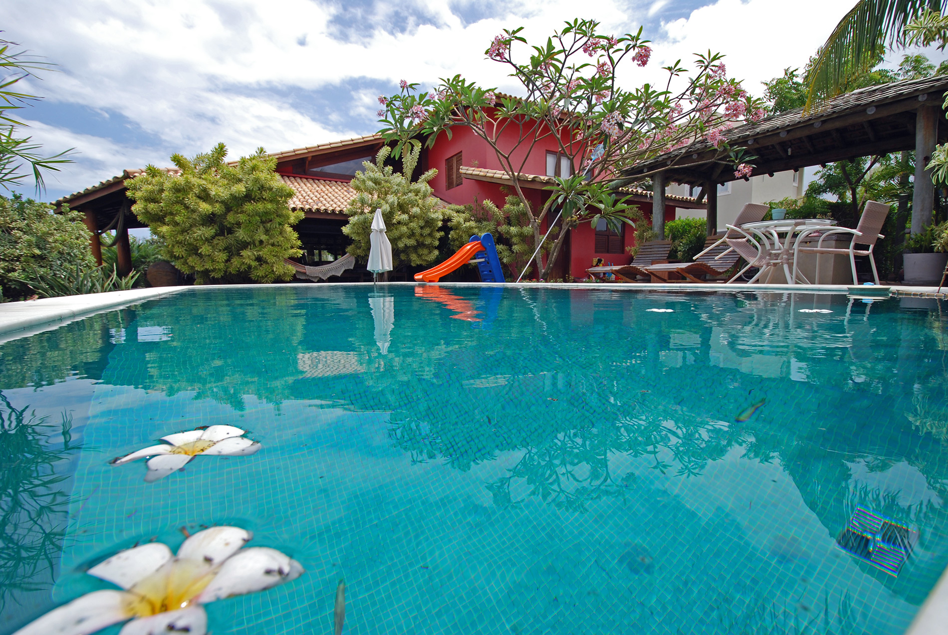 Excelente casa com piscina a venda em Busca Vida