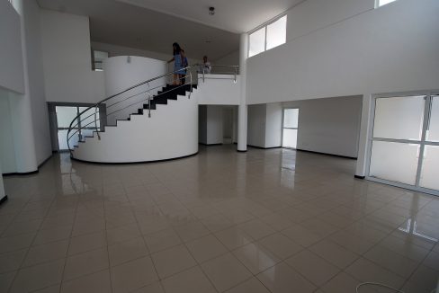 Ampla casa à 500 metros da praia para vender em Busca Vida