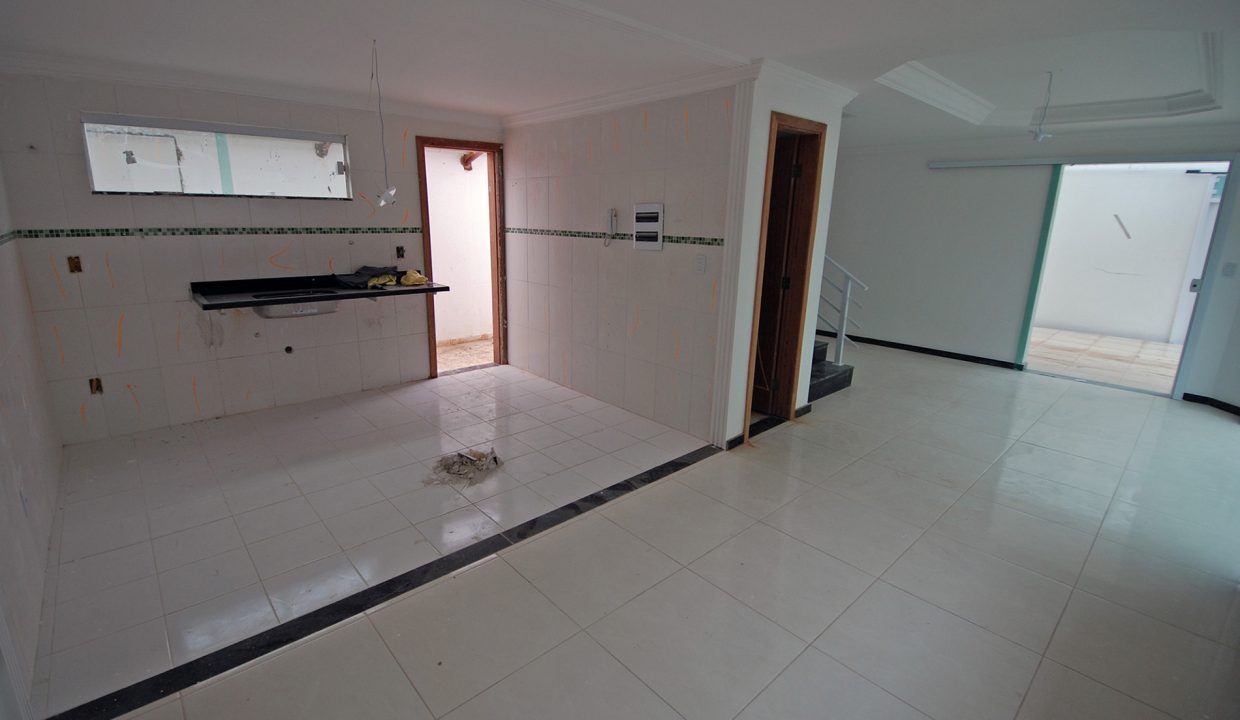 bela-casa-duplex-a-venda-em-pitangueiras-3