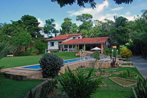 Linda casa com piscina a venda no Encontro das Águas