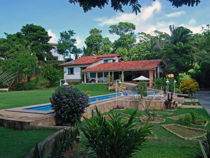 Linda casa com piscina a venda no Encontro das Águas