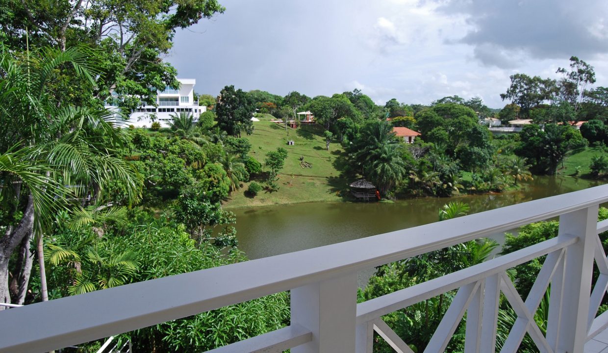 mansao-em-frente-a-lagoa-a-venda-no-Encontro-das-Aguas-9