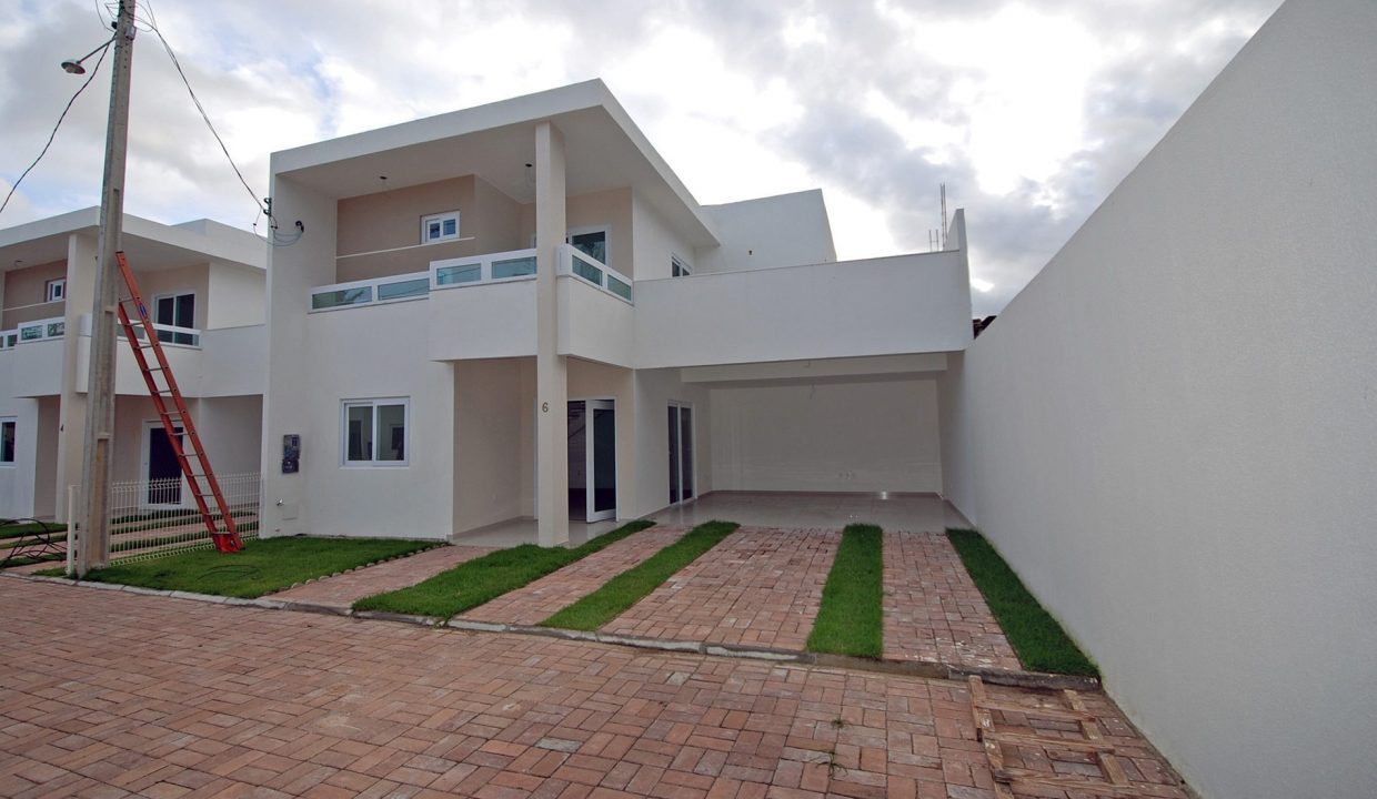 Casa à venda em Buraquinho à 600 mt da praia