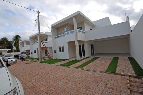 Casa à venda em Buraquinho à 600 mt da praia