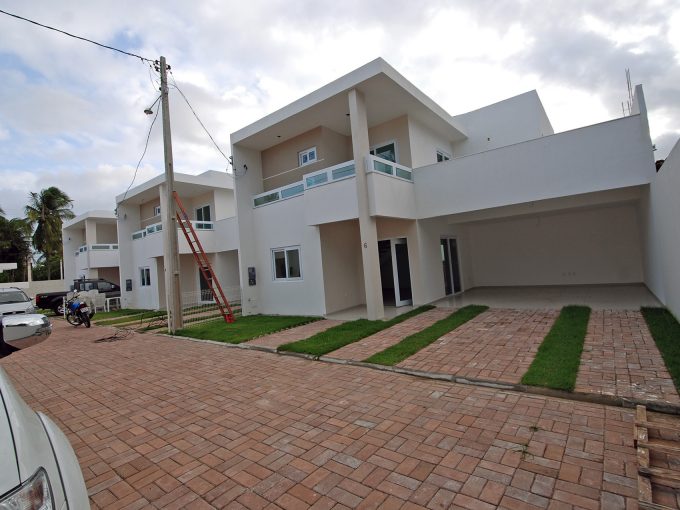 Casa à venda em Buraquinho à 600 mt da praia