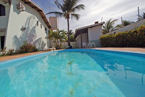 Perto da praia Ipitanga casa a venda