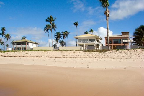 Barra do Jacuípe casa frente mar a venda