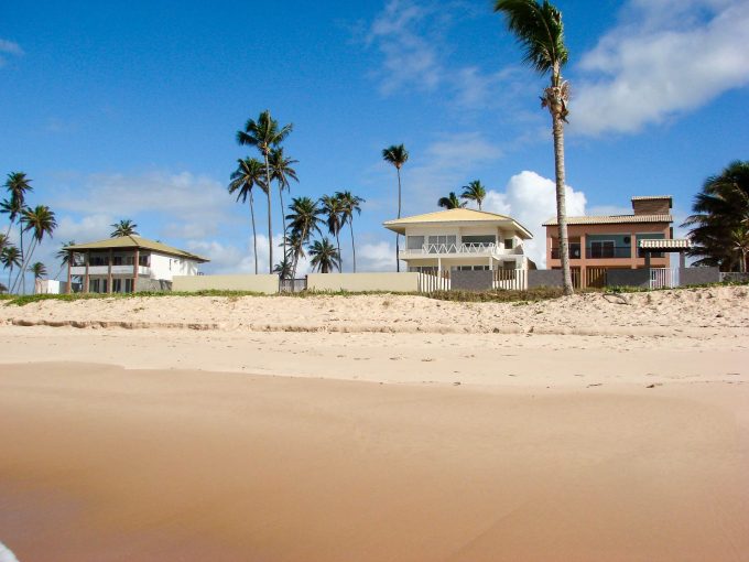 Barra do Jacuípe casa frente mar a venda