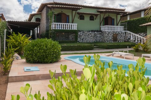 Casa térrea com piscina a venda em Lauro de Freitas