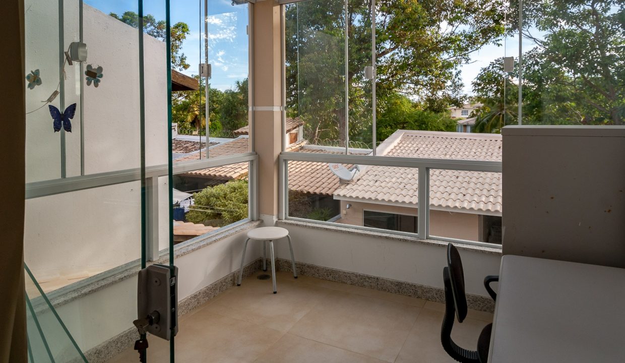 Casa com piscina perto da praia a venda em Itapuã (16)