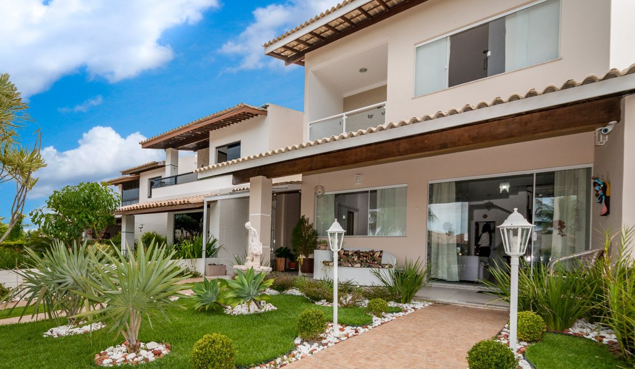 Casa com piscina perto da praia a venda em Itapuã-2