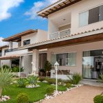 Casa com piscina perto da praia a venda em Itapuã