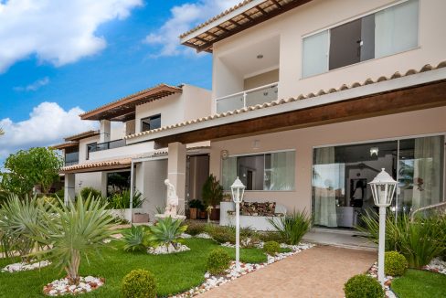 Casa com piscina perto da praia a venda em Itapuã