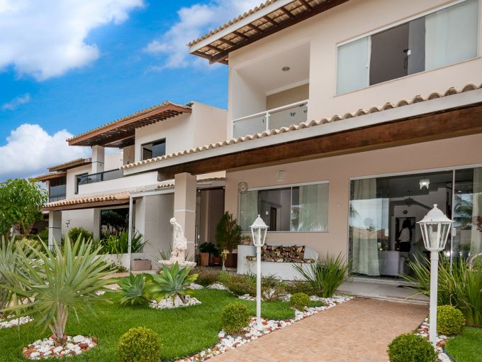 Casa com piscina perto da praia a venda em Itapuã