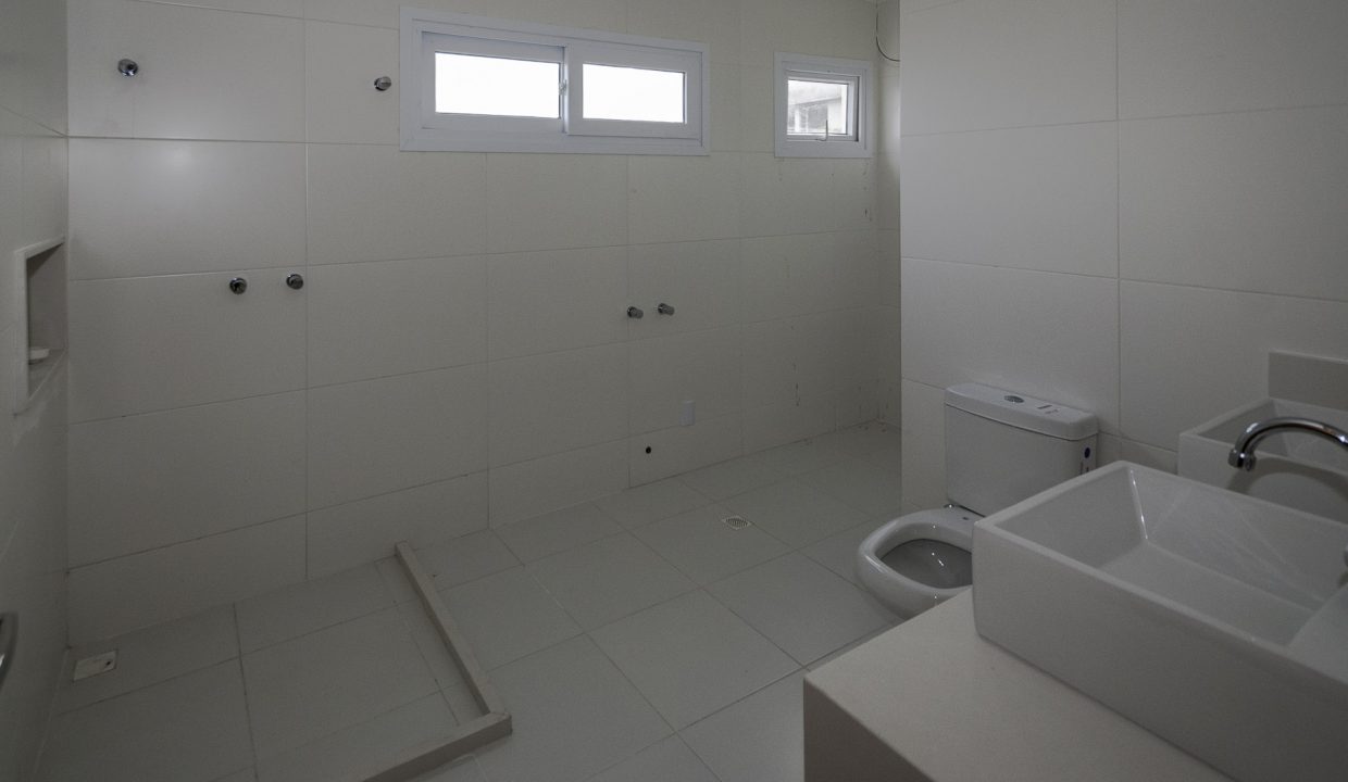 Nova casa com piscina a venda Alphaville Litoral Norte (12)