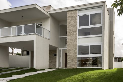 Nova casa com piscina a venda Alphaville Litoral Norte