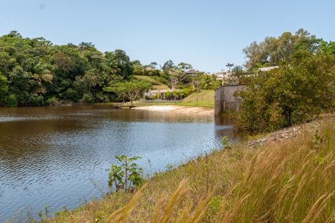 Terreno com vista para lagoa a venda no condomínio Encontro das Águas