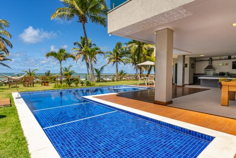 Casa moderna de frente à praia a venda em Guarajuba