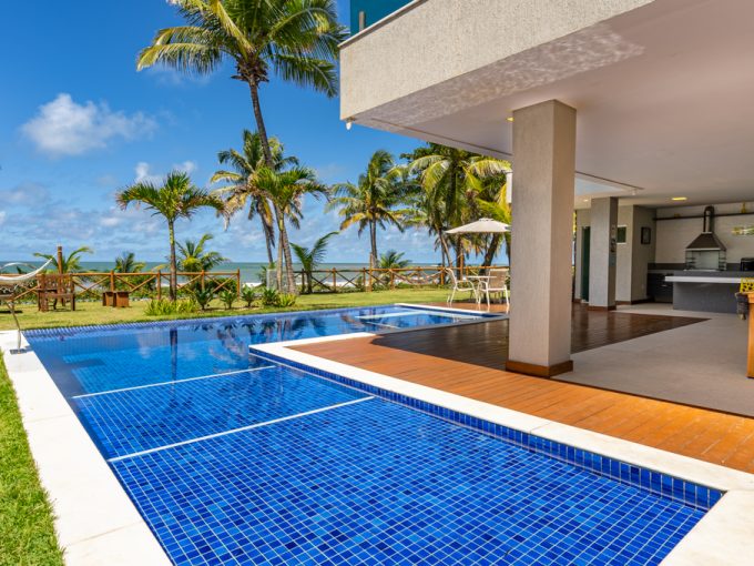 Casa moderna de frente à praia a venda em Guarajuba