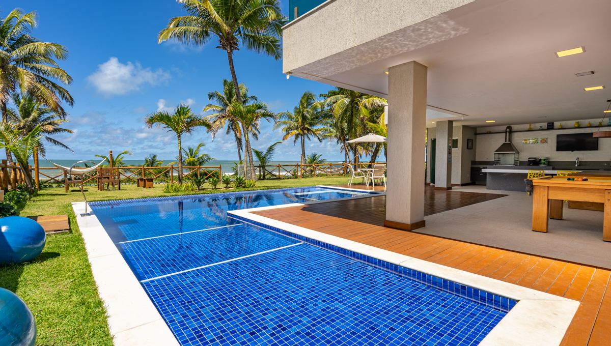 Casa moderna de frente à praia a venda em Guarajuba