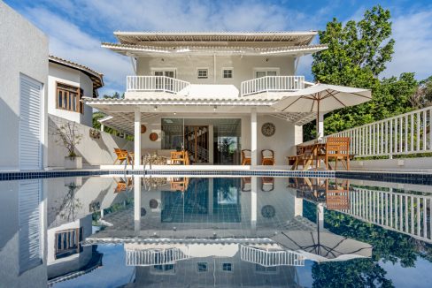 Casa com design moderno a venda em Lauro de Freitas