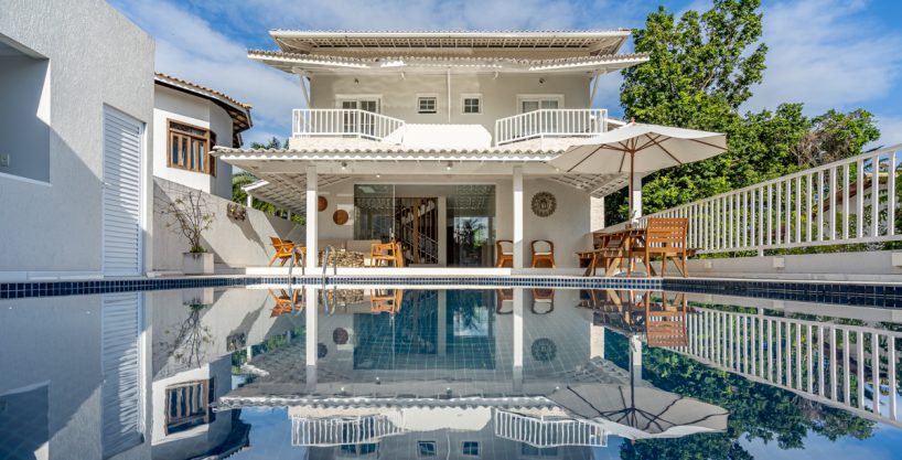 Casa com design moderno a venda em Lauro de Freitas