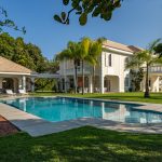 Luxury classic mansion for sale in condo Encontro das Águas