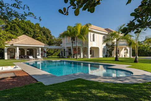 Luxury classic mansion for sale in condo Encontro das Águas