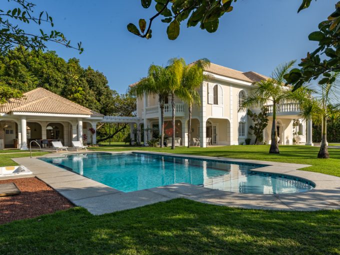 Luxury classic mansion for sale in condo Encontro das Águas