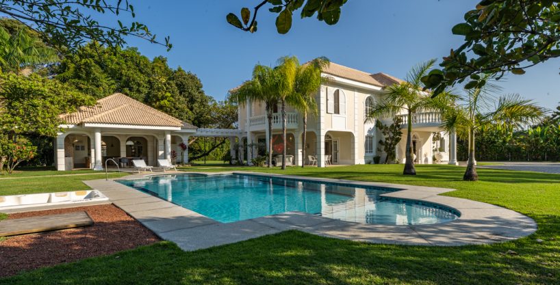 Luxury classic mansion for sale in condo Encontro das Águas