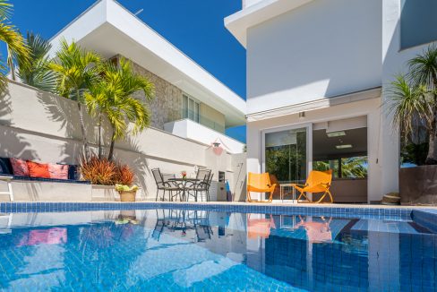 Casa elegante e moderna pé na areia em Guarajuba