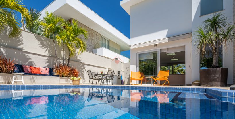 Casa elegante e moderna pé na areia em Guarajuba