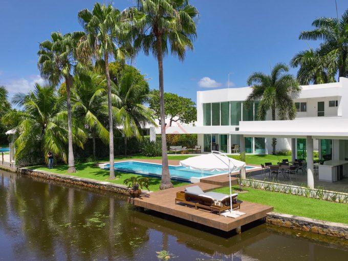 Mansão moderna com pier e vista excelente a venda Interlagos