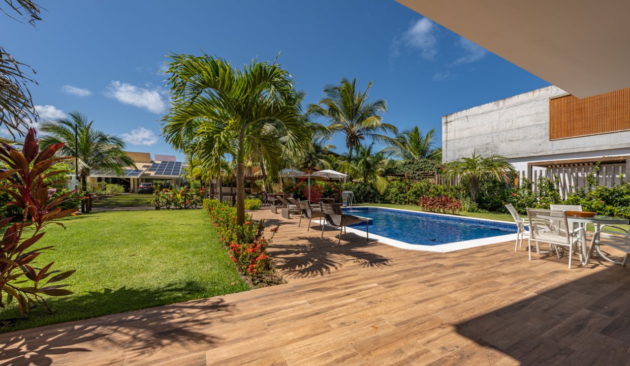 Casa a venda no condomínio de luxo a 100 m da praia Guarajuba