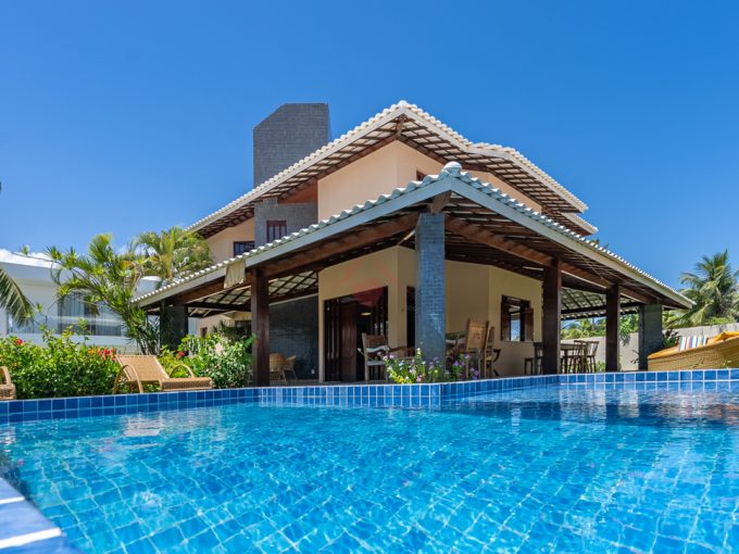 Casa com piscina a 50 m da praia de Guarajuba